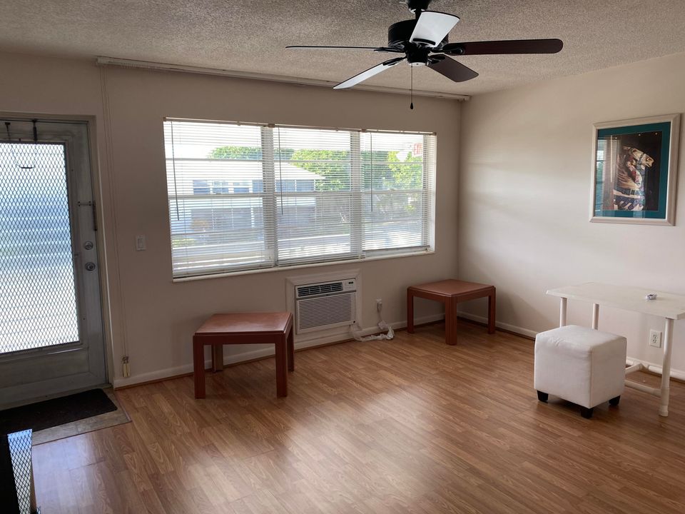 Recently Rented: $1,250 (1 beds, 1 baths, 570 Square Feet)