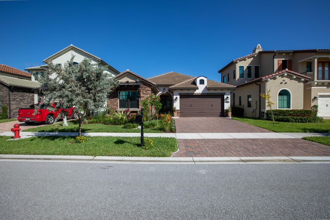 Active With Contract: $875,000 (3 beds, 2 baths, 2100 Square Feet)