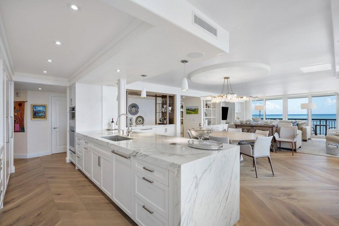 Recently Sold: $4,295,000 (3 beds, 3 baths, 2695 Square Feet)