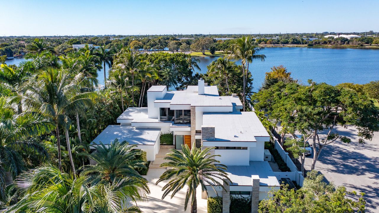 Recently Sold: $5,825,000 (5 beds, 4 baths, 5044 Square Feet)