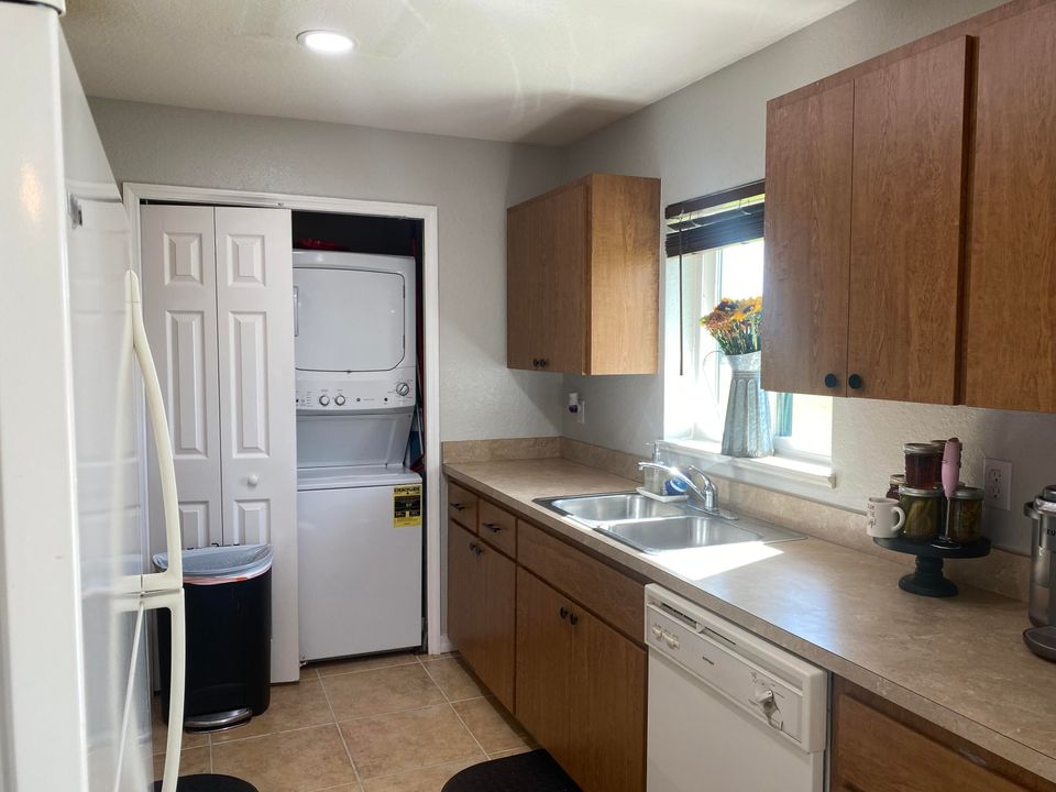 Recently Sold: $220,000 (3 beds, 2 baths, 1080 Square Feet)