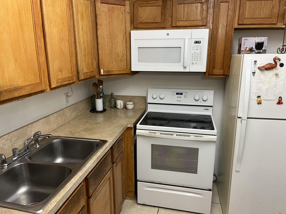 Active With Contract: $81,900 (1 beds, 1 baths, 570 Square Feet)