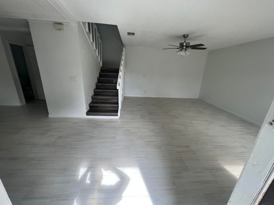 Active With Contract: $2,500 (3 beds, 2 baths, 1586 Square Feet)