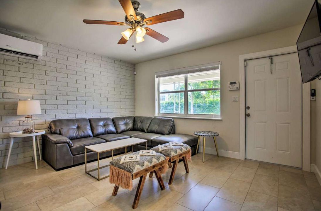 Active With Contract: $3,500 (2 beds, 1 baths, 900 Square Feet)