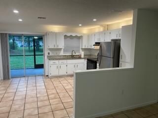 Active With Contract: $1,400 (2 beds, 1 baths, 928 Square Feet)