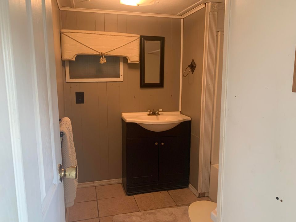 Recently Sold: $129,000 (2 beds, 1 baths, 1250 Square Feet)