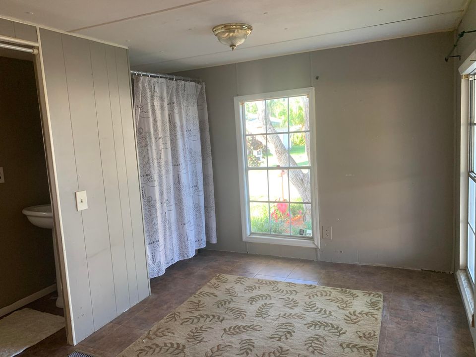 Recently Sold: $129,000 (2 beds, 1 baths, 1250 Square Feet)