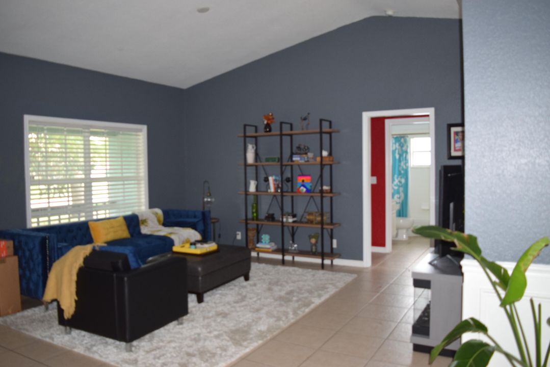 Active With Contract: $2,100 (3 beds, 2 baths, 1395 Square Feet)