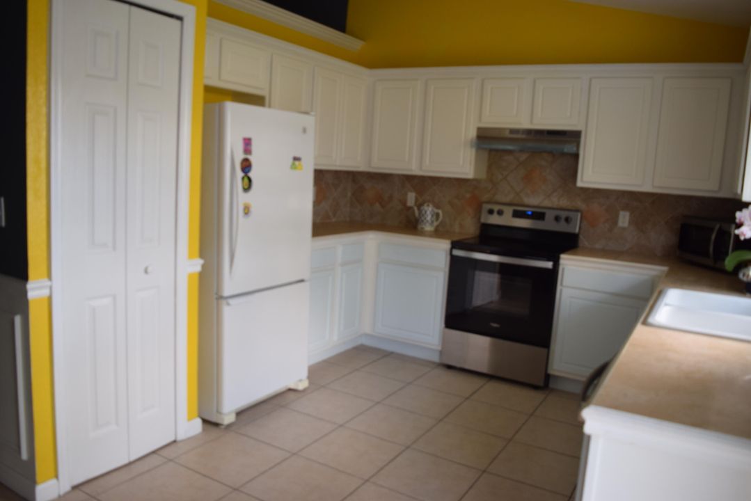 Active With Contract: $2,100 (3 beds, 2 baths, 1395 Square Feet)