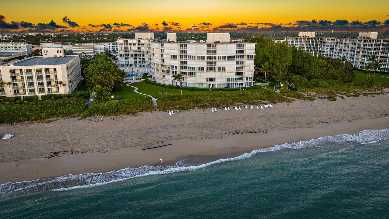 Active With Contract: $1,074,000 (2 beds, 2 baths, 1294 Square Feet)