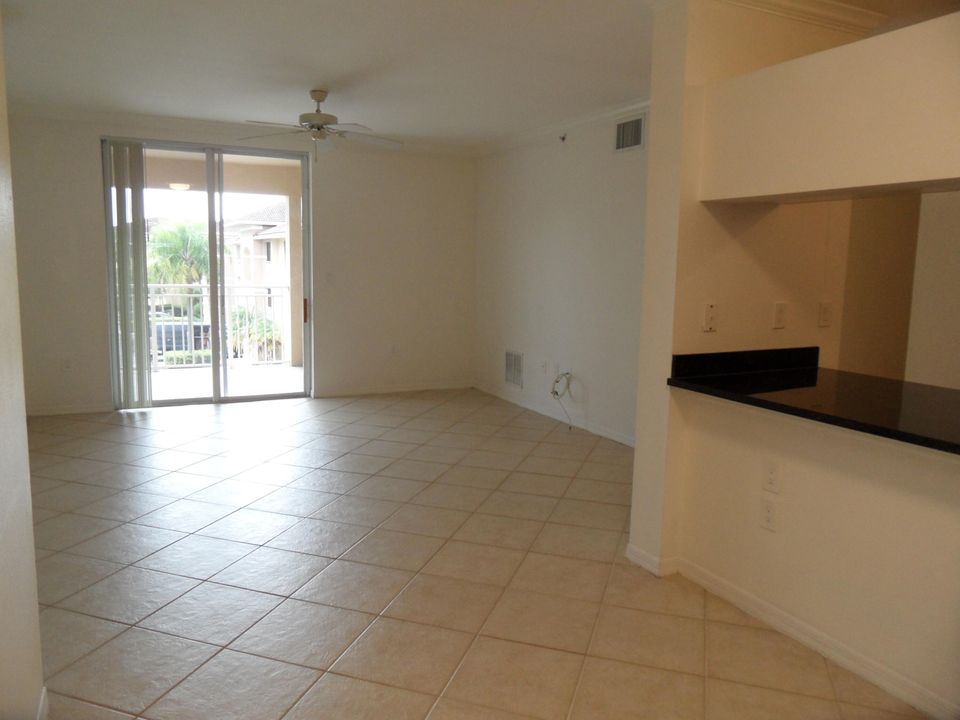 Recently Rented: $2,150 (2 beds, 2 baths, 1071 Square Feet)
