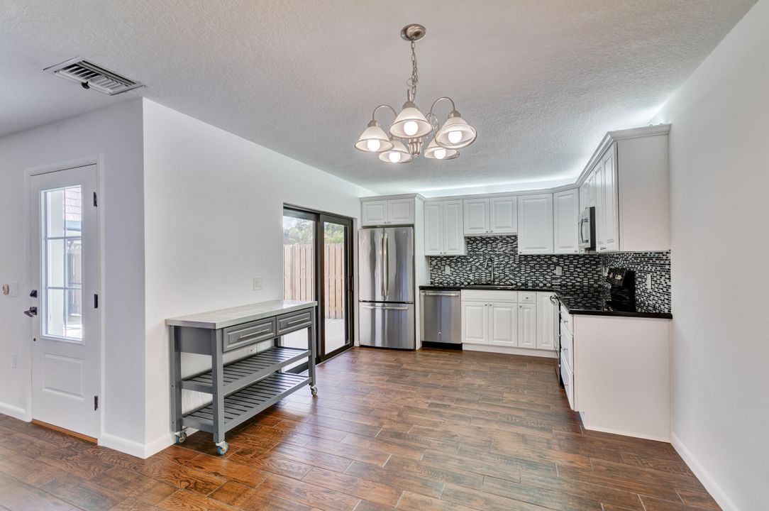 Active With Contract: $429,900 (2 beds, 2 baths, 1596 Square Feet)