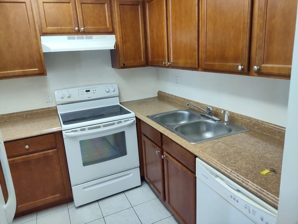 Recently Rented: $1,400 (1 beds, 1 baths, 642 Square Feet)