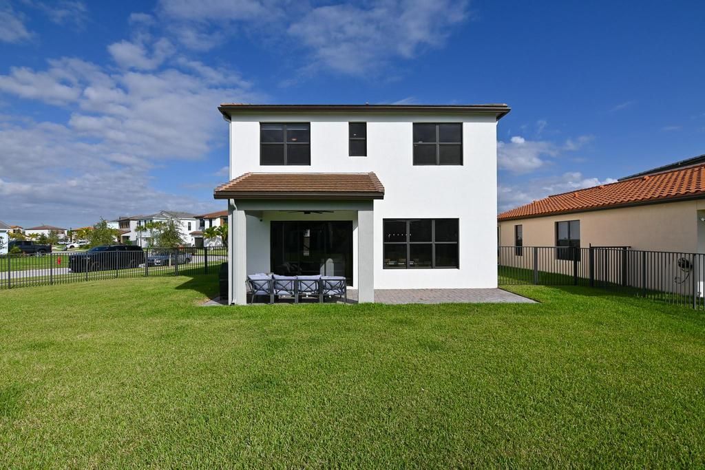 Active With Contract: $3,850 (3 beds, 2 baths, 2214 Square Feet)