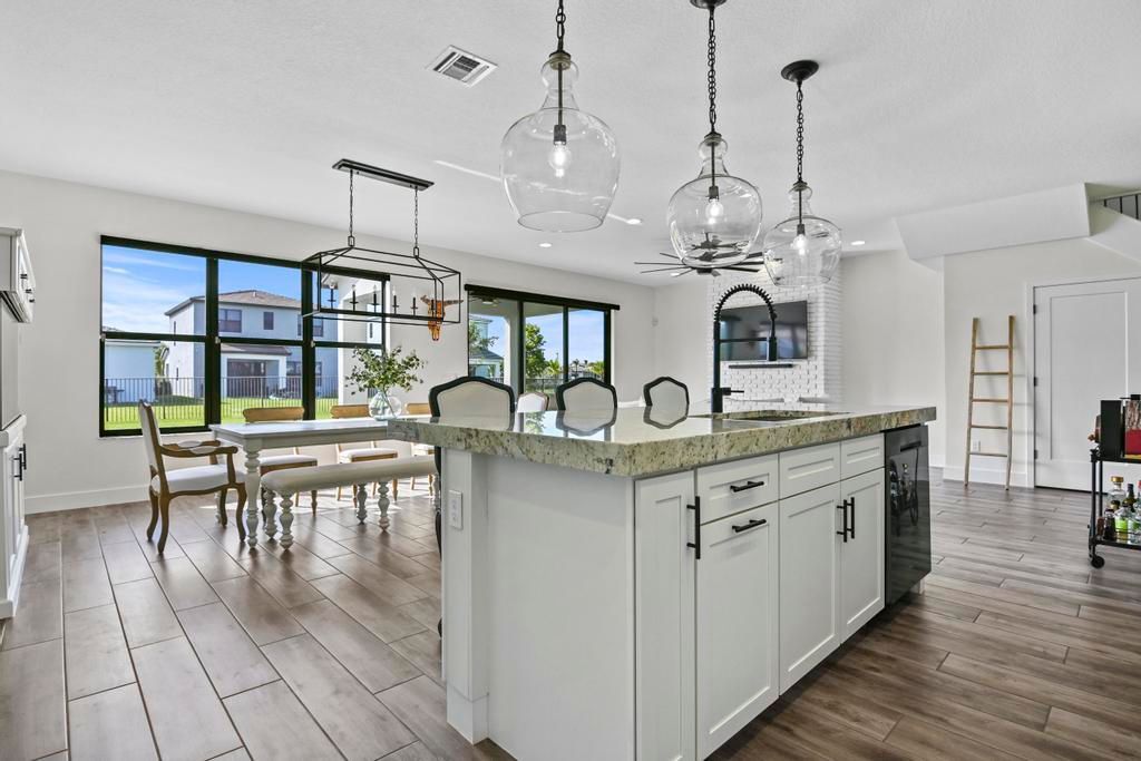 Active With Contract: $3,850 (3 beds, 2 baths, 2214 Square Feet)