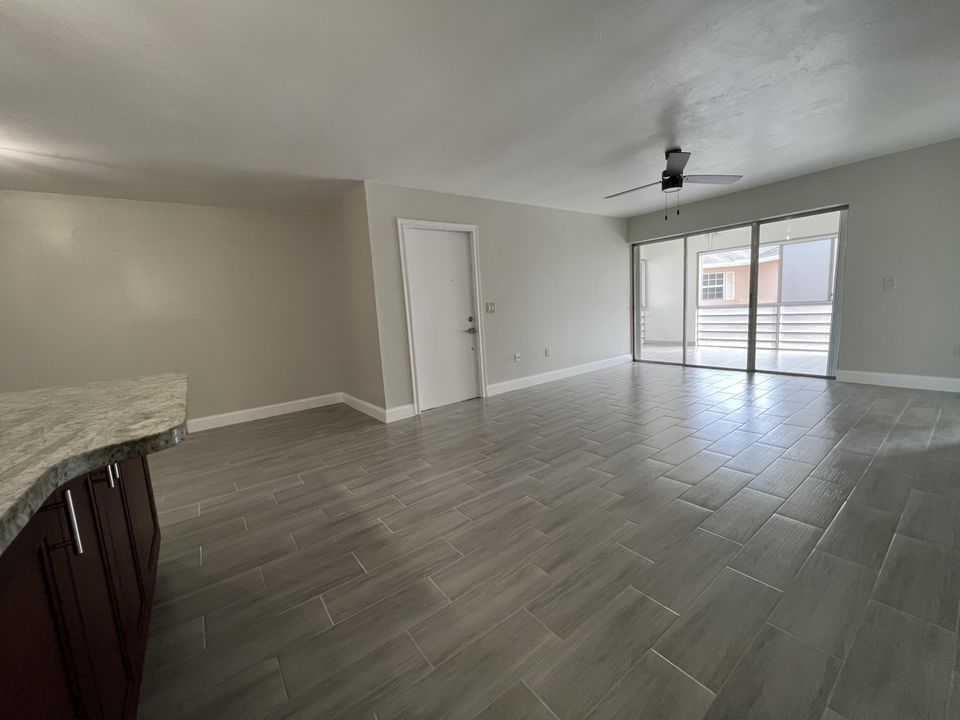 Active With Contract: $2,400 (2 beds, 2 baths, 1023 Square Feet)