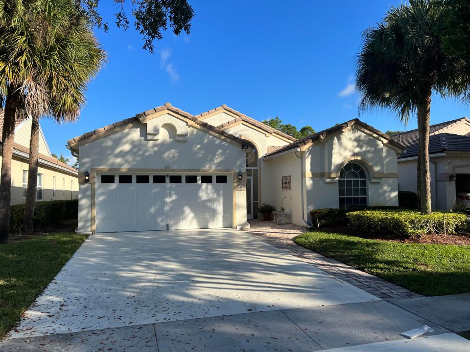 Recently Sold: $469,000 (3 beds, 3 baths, 2220 Square Feet)