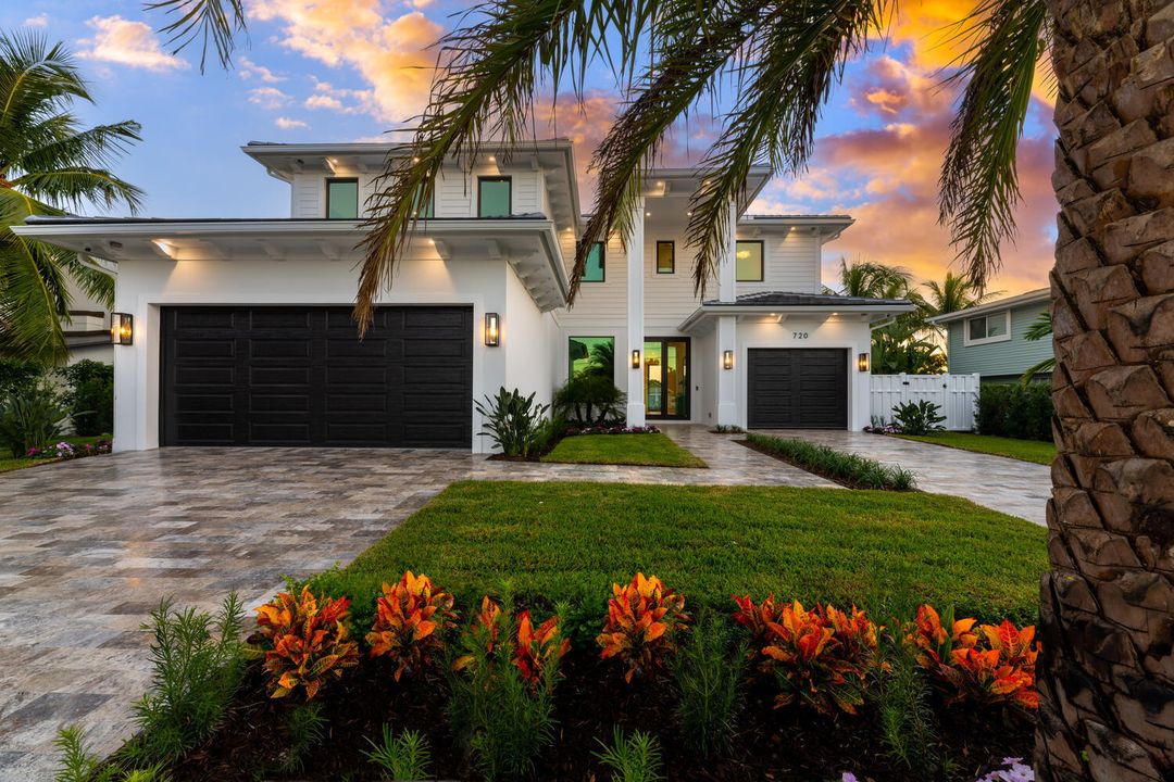 Recently Sold: $5,350,000 (5 beds, 4 baths, 4725 Square Feet)