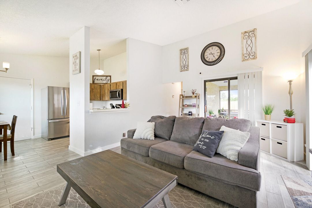 Active With Contract: $378,000 (2 beds, 1 baths, 926 Square Feet)