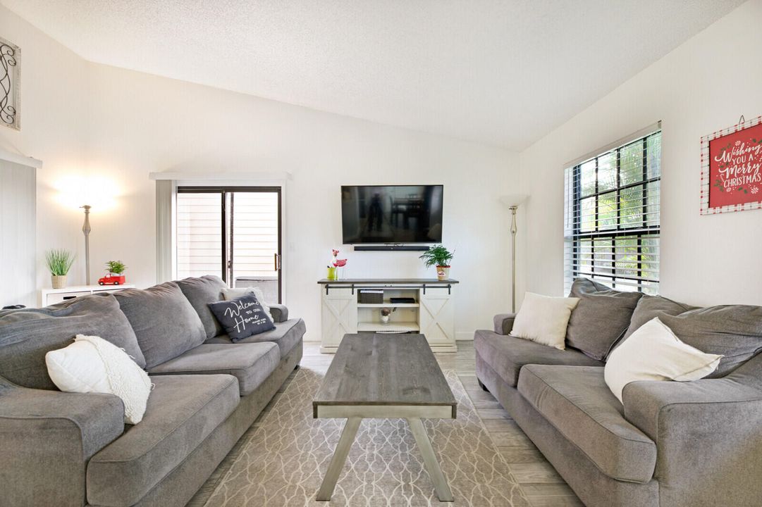 Active With Contract: $378,000 (2 beds, 1 baths, 926 Square Feet)