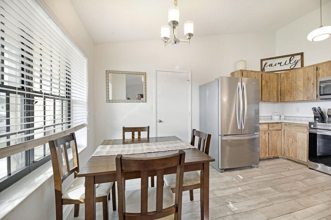 Active With Contract: $378,000 (2 beds, 1 baths, 926 Square Feet)