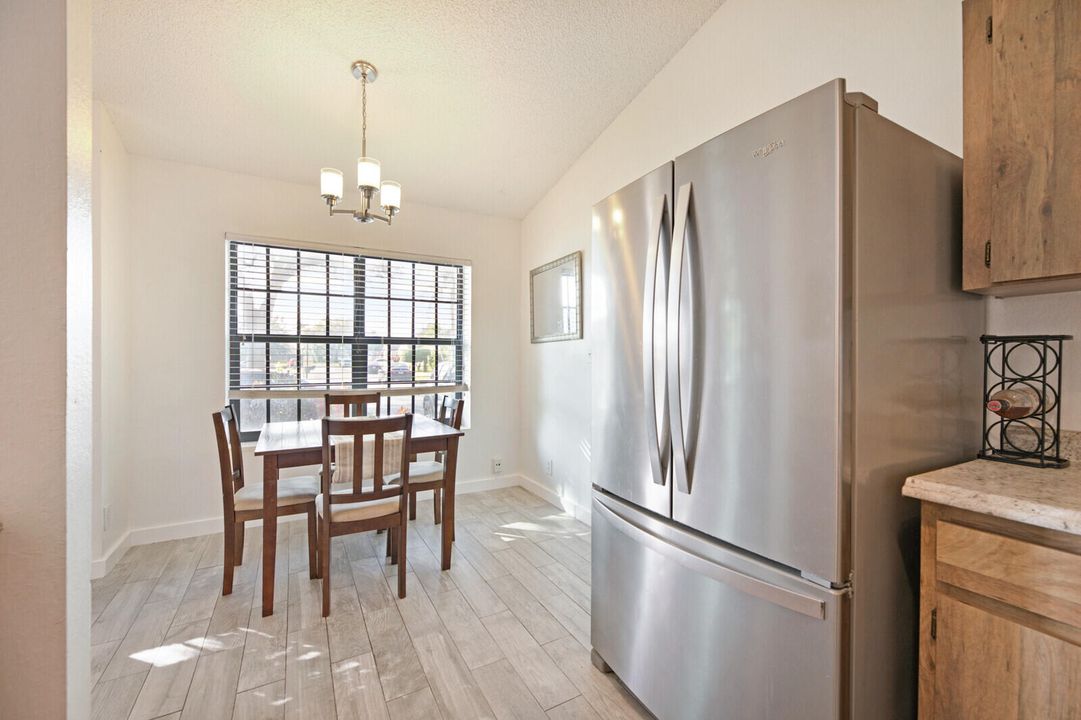 Active With Contract: $378,000 (2 beds, 1 baths, 926 Square Feet)