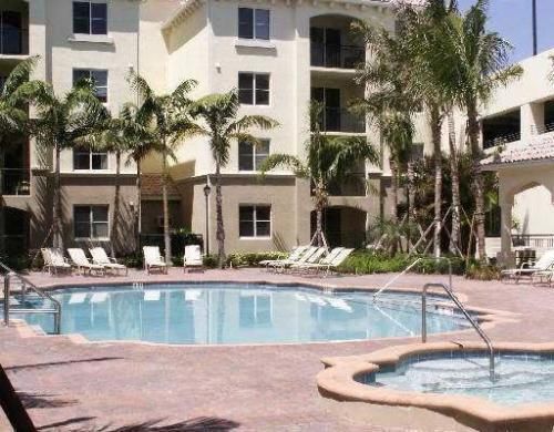 Active With Contract: $1,850 (1 beds, 1 baths, 744 Square Feet)
