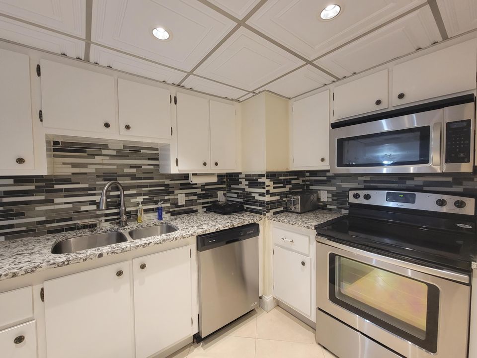 Active With Contract: $2,900 (2 beds, 2 baths, 1170 Square Feet)