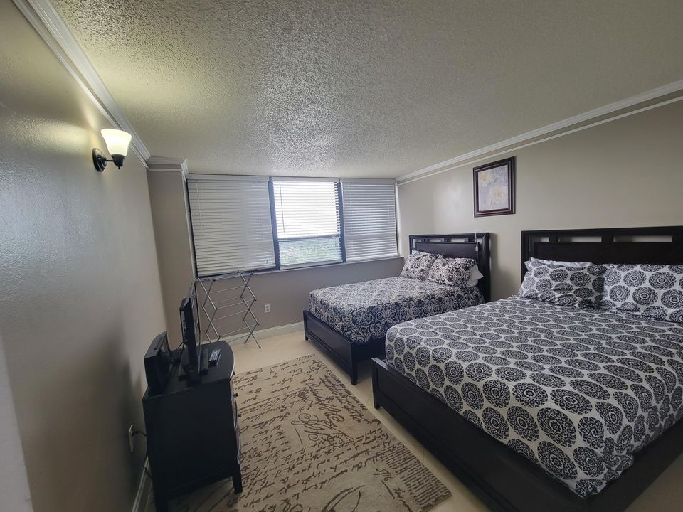 Active With Contract: $2,900 (2 beds, 2 baths, 1170 Square Feet)