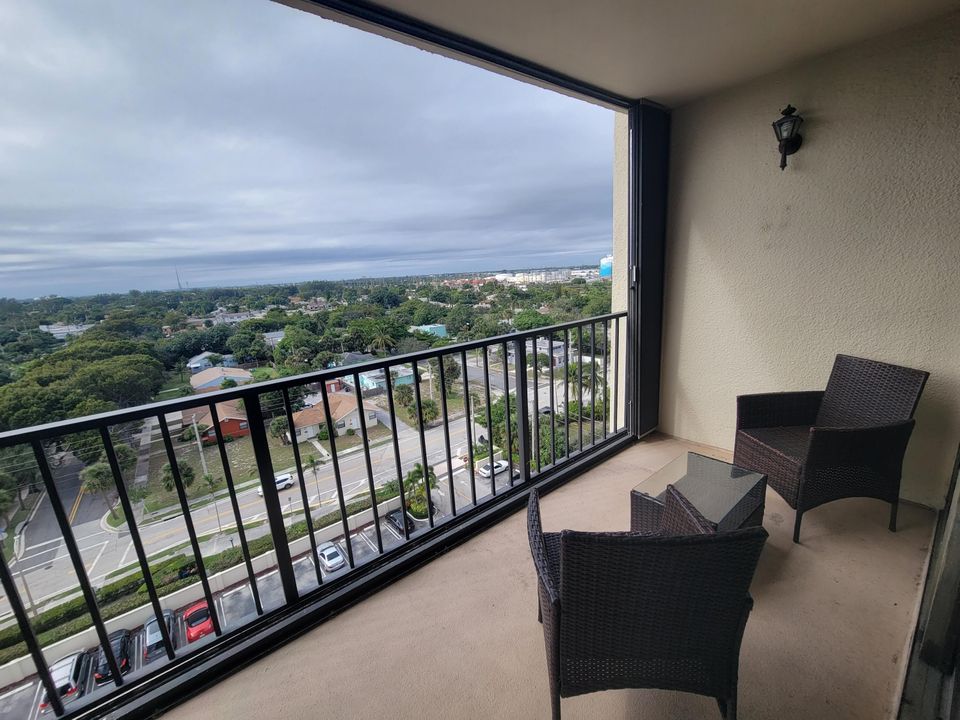 Active With Contract: $2,900 (2 beds, 2 baths, 1170 Square Feet)