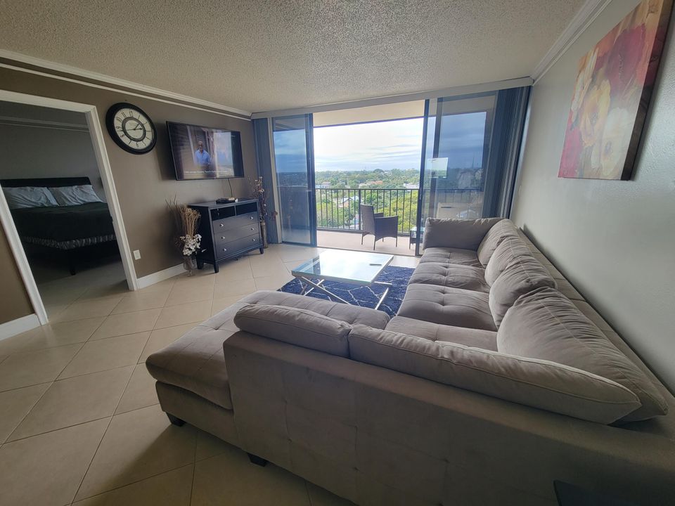 Active With Contract: $2,900 (2 beds, 2 baths, 1170 Square Feet)