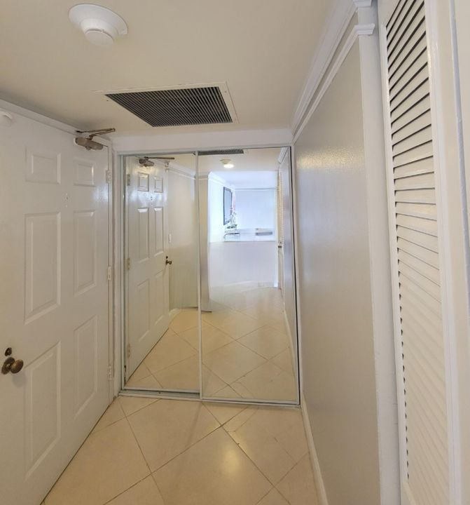 Active With Contract: $2,900 (2 beds, 2 baths, 1170 Square Feet)