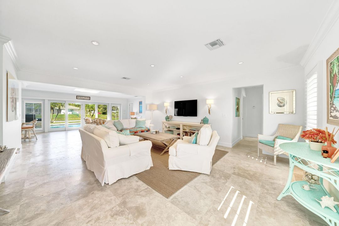 Recently Sold: $3,200,000 (5 beds, 4 baths, 3211 Square Feet)