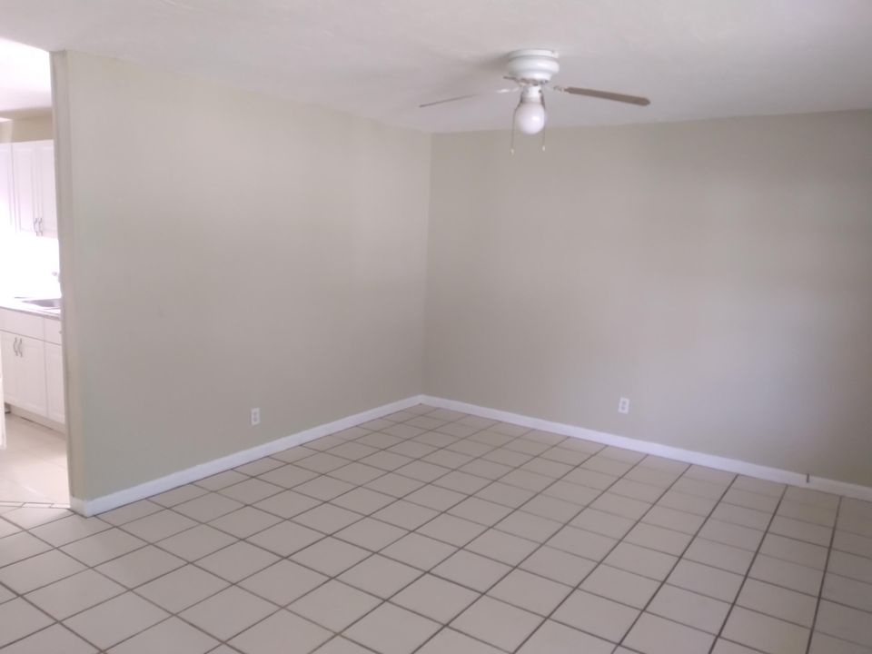 Active With Contract: $1,400 (1 beds, 1 baths, 550 Square Feet)