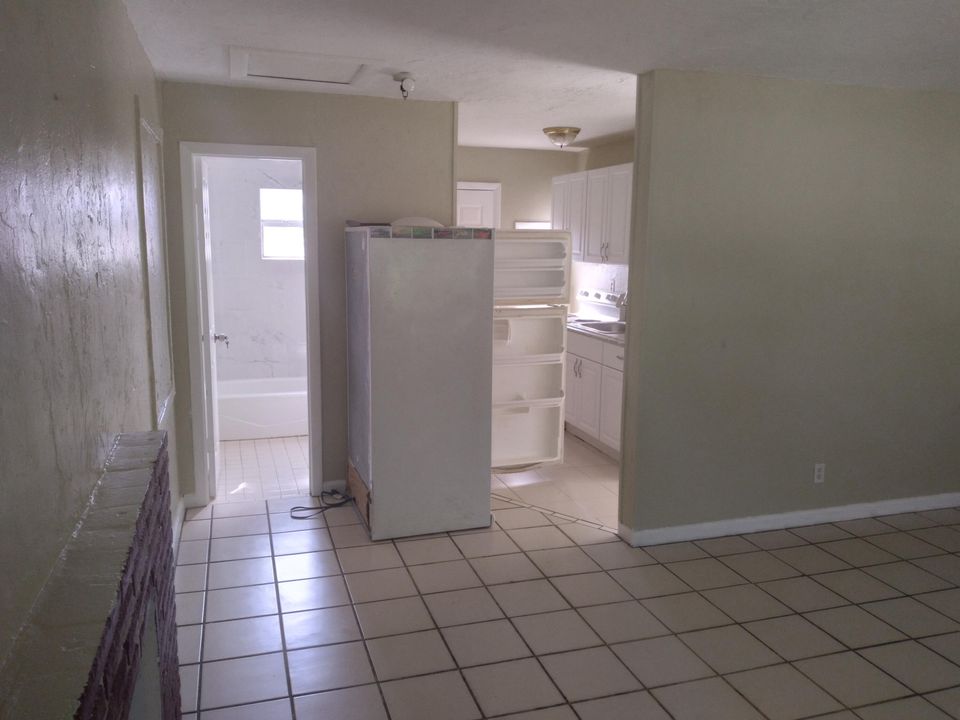 Active With Contract: $1,400 (1 beds, 1 baths, 550 Square Feet)