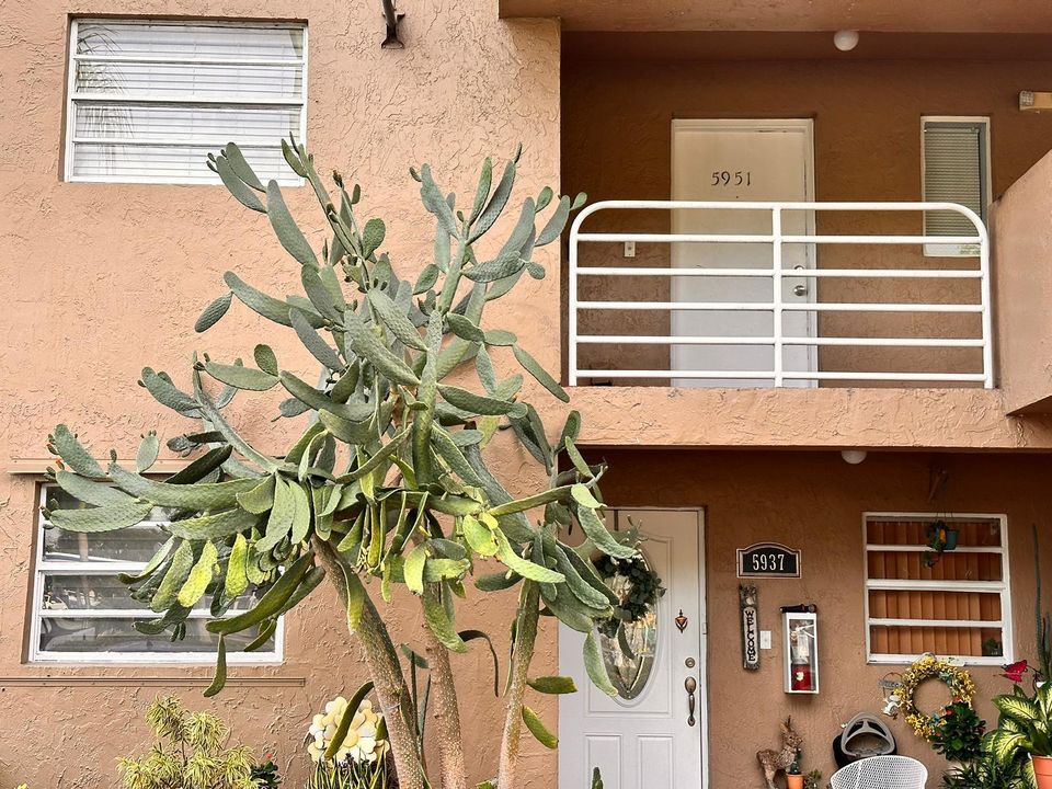 Active With Contract: $300,000 (2 beds, 1 baths, 948 Square Feet)