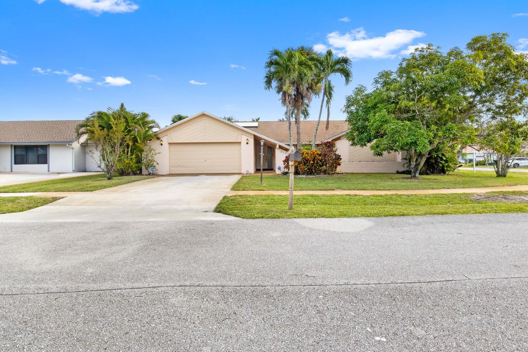 Active With Contract: $449,900 (3 beds, 2 baths, 1734 Square Feet)