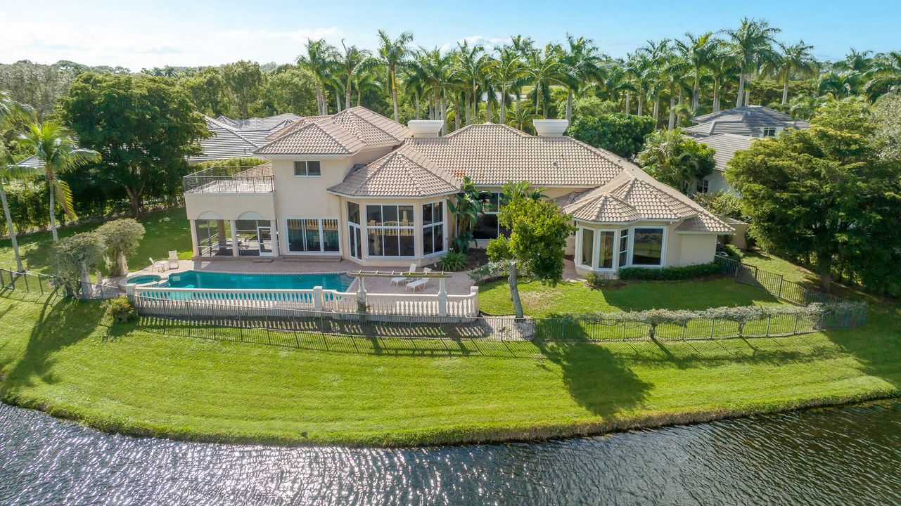 Recently Sold: $3,750,000 (5 beds, 6 baths, 6014 Square Feet)