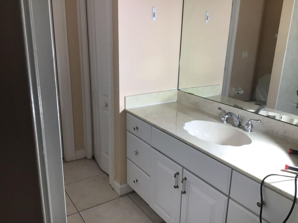 Vendido Recientemente: $2,800 (3 camas, 2 baños, 2058 Pies cuadrados)