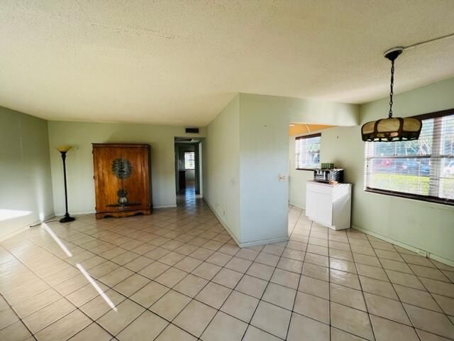 Active With Contract: $134,900 (2 beds, 1 baths, 840 Square Feet)