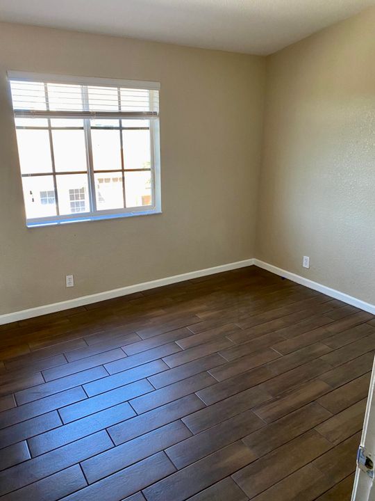 Active With Contract: $2,500 (3 beds, 3 baths, 1601 Square Feet)