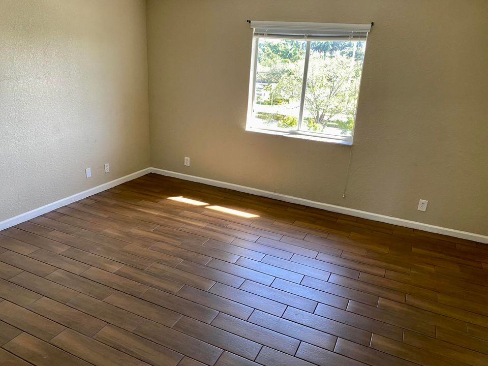 Active With Contract: $2,500 (3 beds, 3 baths, 1601 Square Feet)