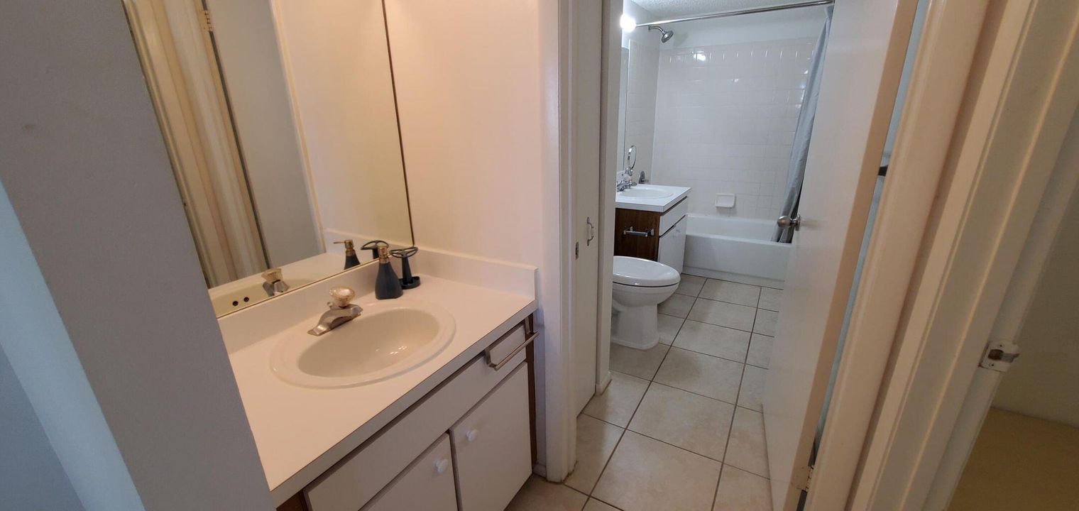 Active With Contract: $2,100 (1 beds, 1 baths, 700 Square Feet)
