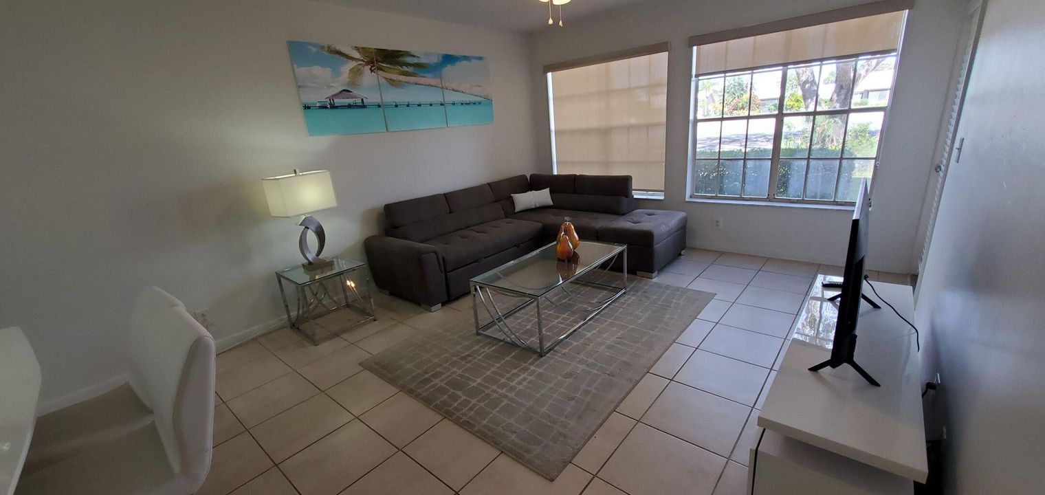 Active With Contract: $2,100 (1 beds, 1 baths, 700 Square Feet)