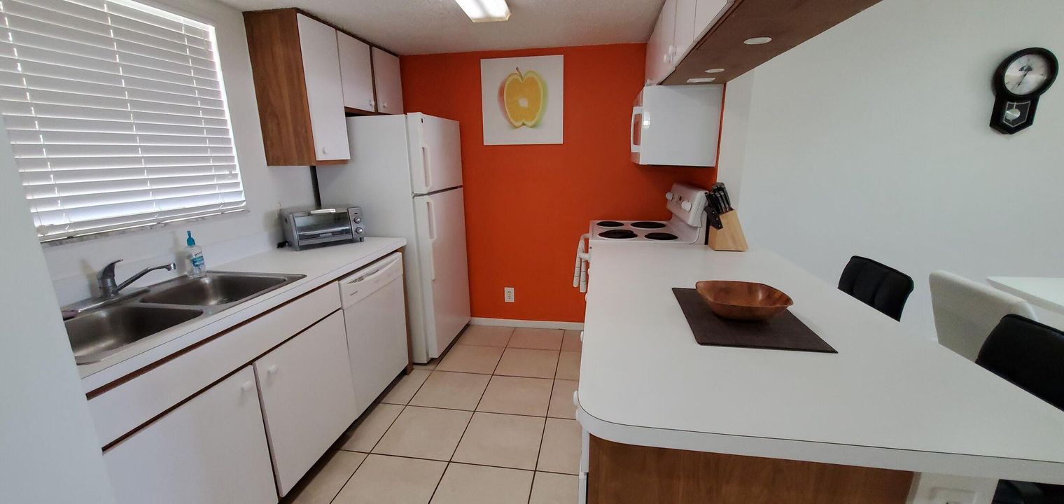 Active With Contract: $2,100 (1 beds, 1 baths, 700 Square Feet)