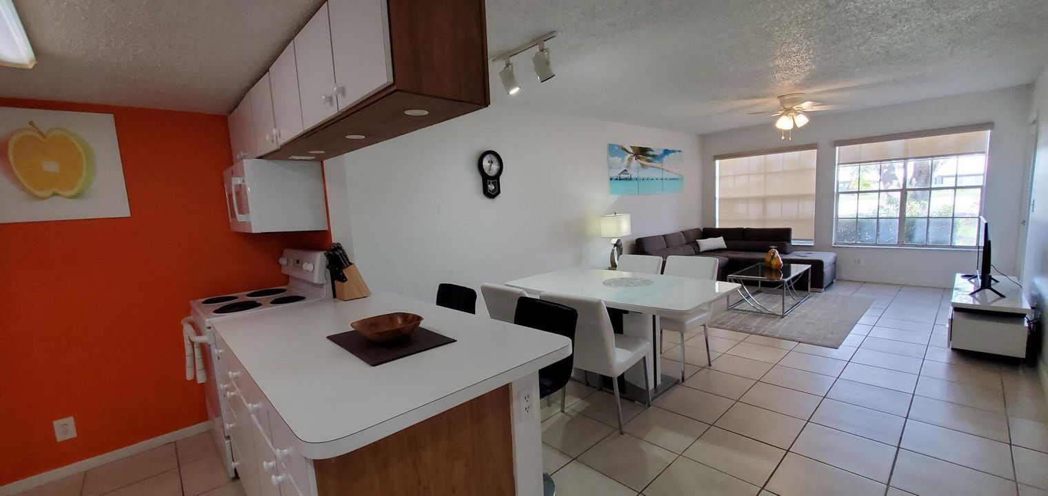 Active With Contract: $2,100 (1 beds, 1 baths, 700 Square Feet)