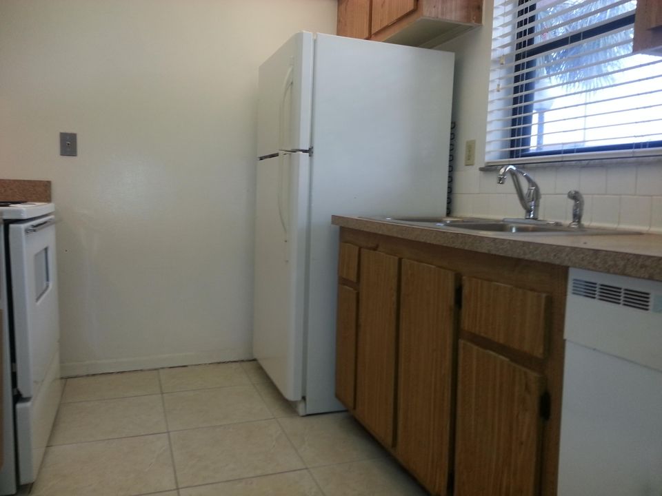 Active With Contract: $154,900 (1 beds, 1 baths, 775 Square Feet)