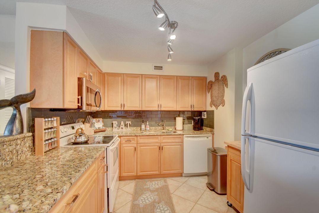Active With Contract: $3,200 (2 beds, 2 baths, 1375 Square Feet)