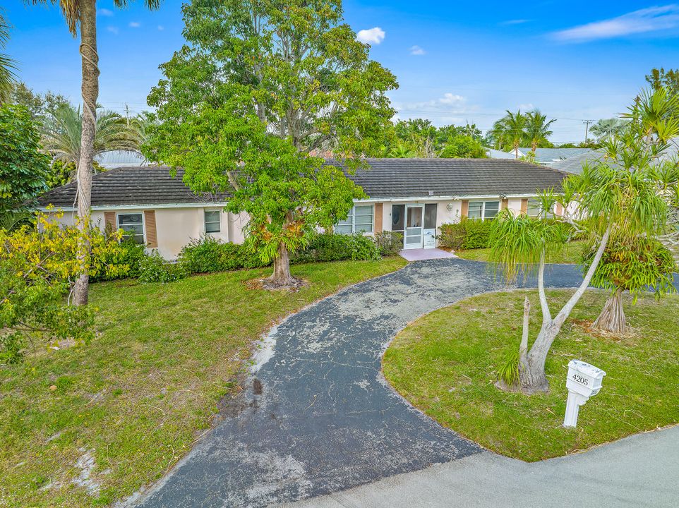 Active With Contract: $550,000 (3 beds, 2 baths, 1951 Square Feet)