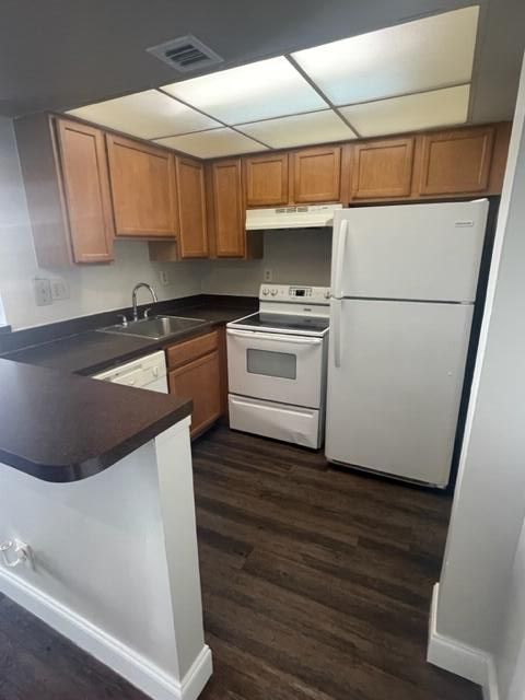 Active With Contract: $189,900 (2 beds, 2 baths, 753 Square Feet)